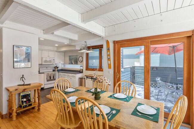 Building Photo - 747 W Pacific Ave