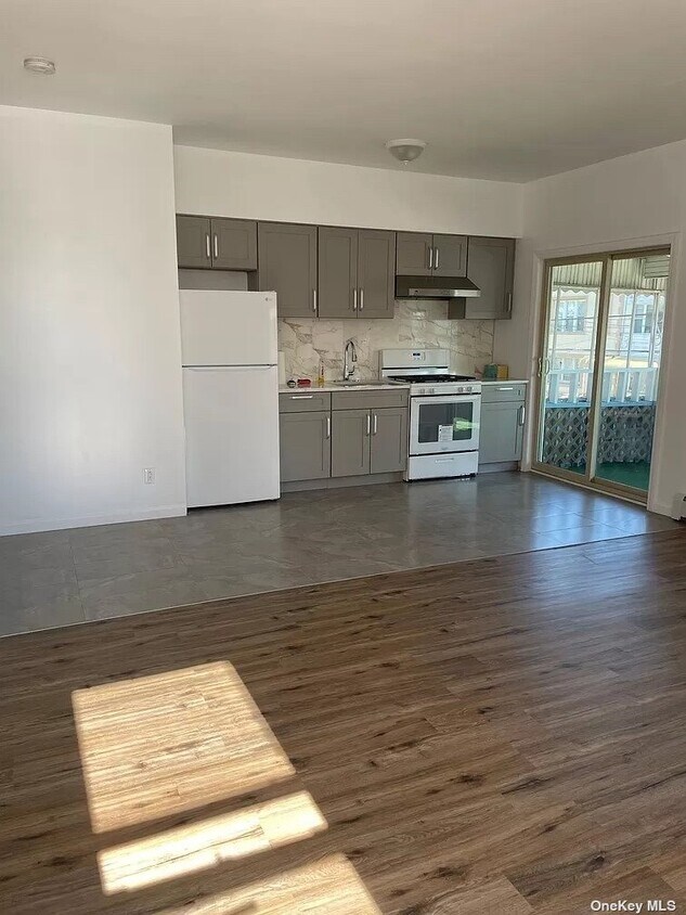 Foto principal - 2072 W 9th St