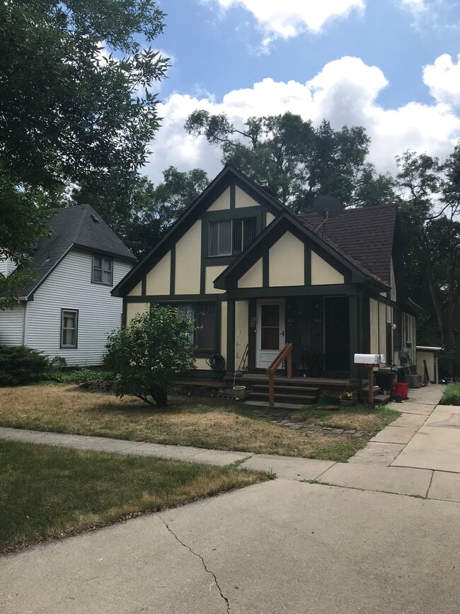 Building Photo - 610 E Pine St