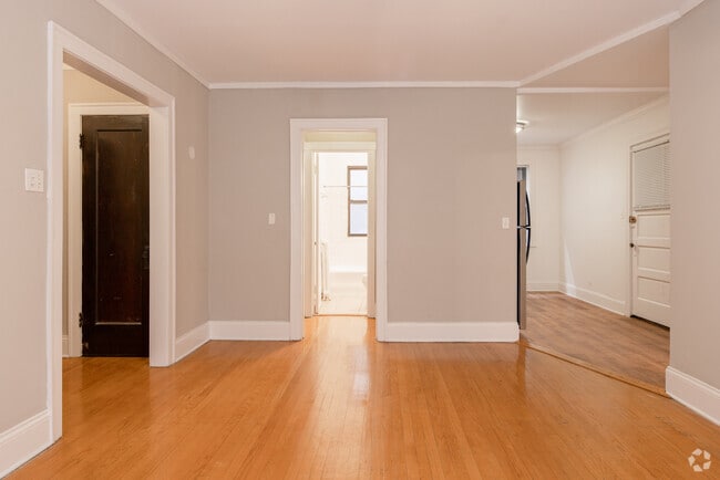 2BR, 1BA - 805SF - 2129 Ridge Avenue