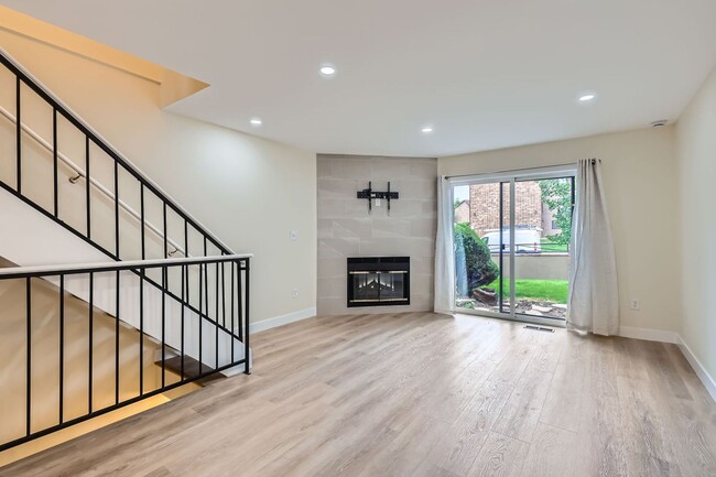 Building Photo - Bright & Updated 2-Bedroom Townhome with Bonus Basement Space in Lakewood!