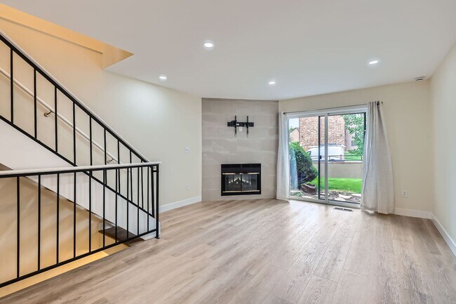 Foto del edificio - Bright & Updated 2-Bedroom Townhome with Bonus Basement Space in Lakewood!