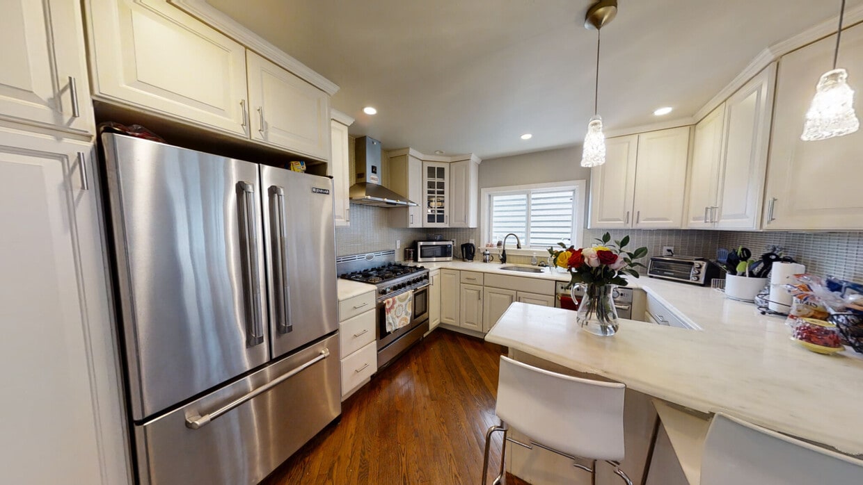 Foto principal - 329 W 4th St