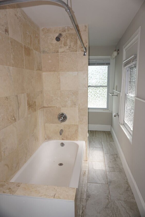 Building Photo - Updated 4 Bedroom / 1 Bath House - Great A...