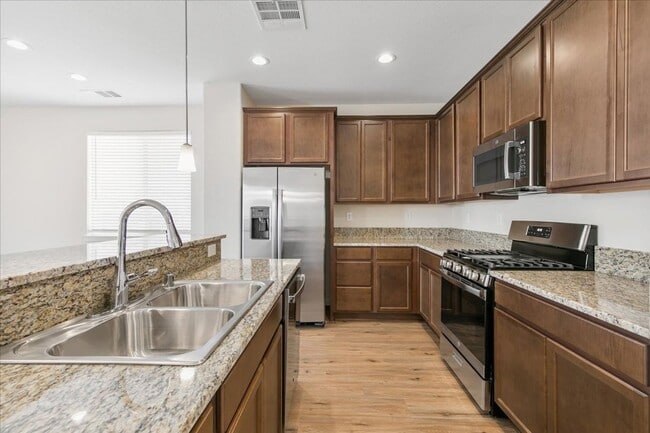 Foto del edificio - The Tahoe - Luxury 3 Bedroom, 2.5 Bath Townhome with Full 2 Car Garage