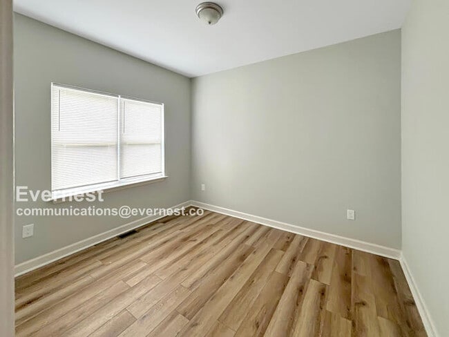 Building Photo - 212 Malvern Dr SW