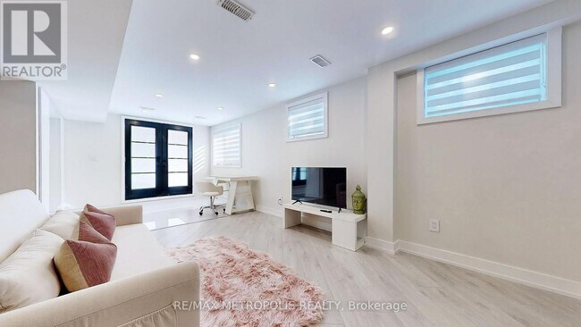 Photo du bâtiment - 640 Lansdowne Dr