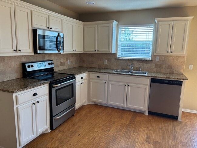 Building Photo - 3/2/2 in Preston Club