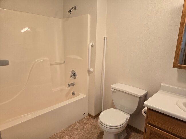 Building Photo - 315 Janet St