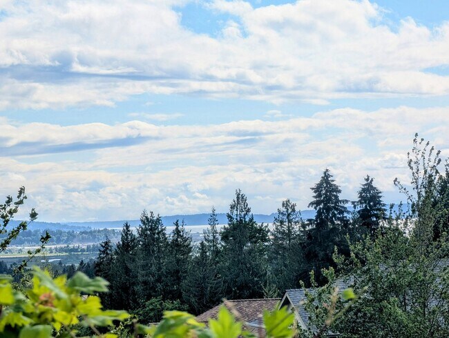 Building Photo - Now Available! Spacious 3-Bedroom Home wit...