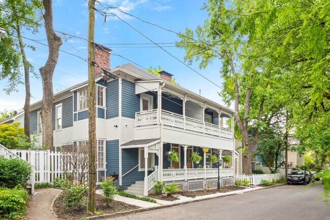 Foto del edificio - Gorgeous 3/2.5 in with Bi-Level Porch in t...