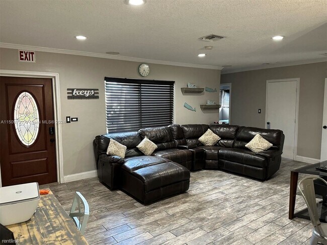 Foto del edificio - 3 br, 2 bath House - 372 NE 160th St Fl 33162