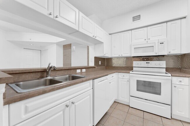 Foto del edificio - 17100 N Bay Rd