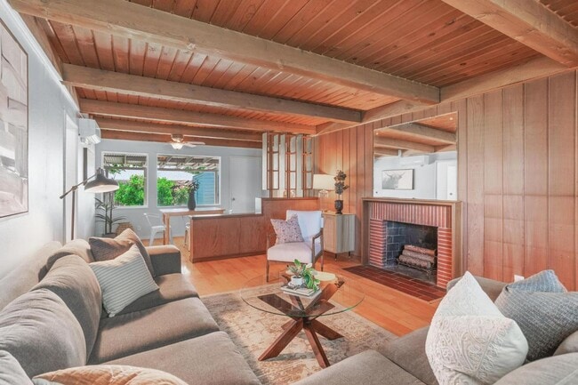 Building Photo - Charming Mid-Century Home with Detached St...