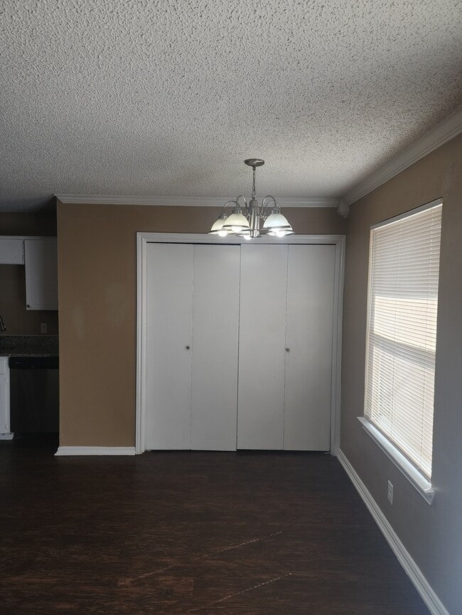 Foto del edificio - 5325 Weddington Ct