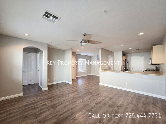 Foto del edificio - 3 BEDROOM HOME W/ A LOFT LOCATED IN NW LAS...