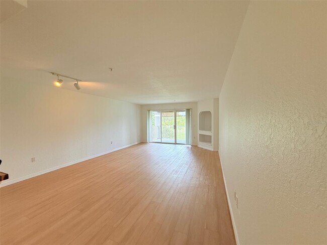 Foto del edificio - 13917 Fairway Island Dr