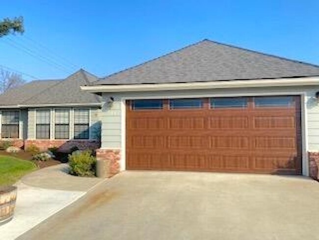 Building Photo - 540 N Peppertree St