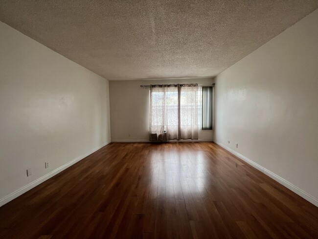 Living Room - 231 W Tujunga Ave