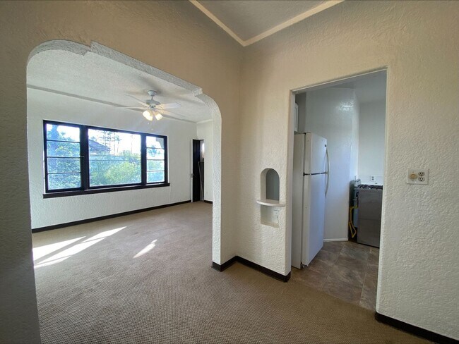 Foto del edificio - Craftsman Style One Bedroom with Decorative Fireplace! On Site Washer and Dryer & Assigned Storag...