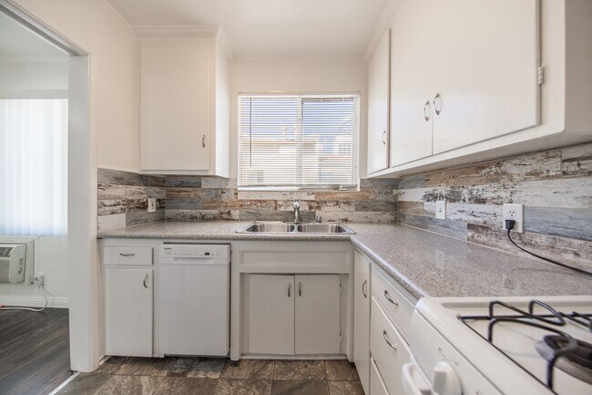 Building Photo - 15147 Dickens St