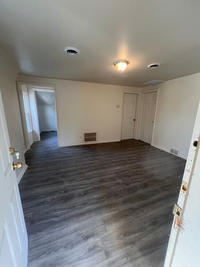 Unidad 2: Sala de estar - 7543 Paige Ave