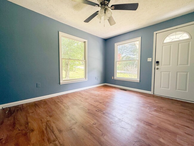 Building Photo - Charming 2-Bedroom Home with Fenced Yard + Covered Back Porch in the Heart of Cookeville