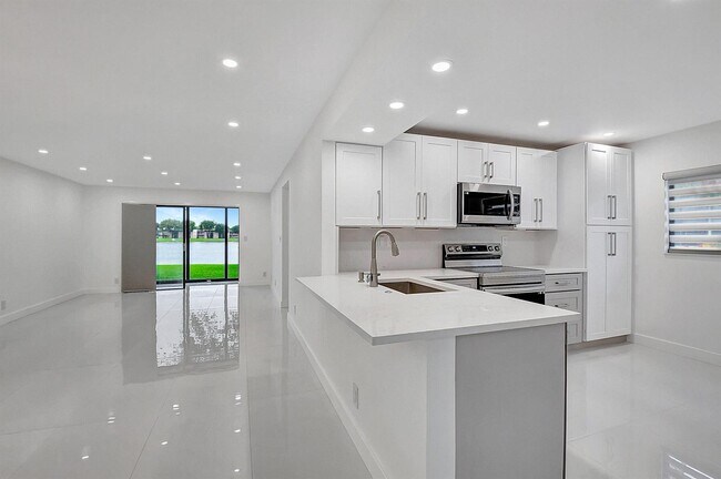 Building Photo - 15378 Lakes of Delray Blvd