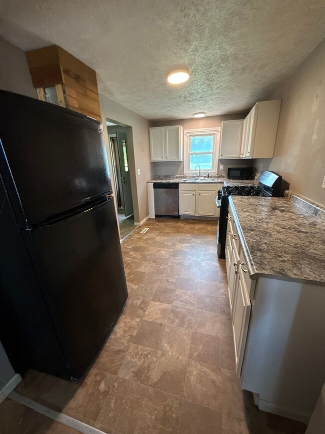 Foto del edificio - 5 bedroom 2 bathroom house