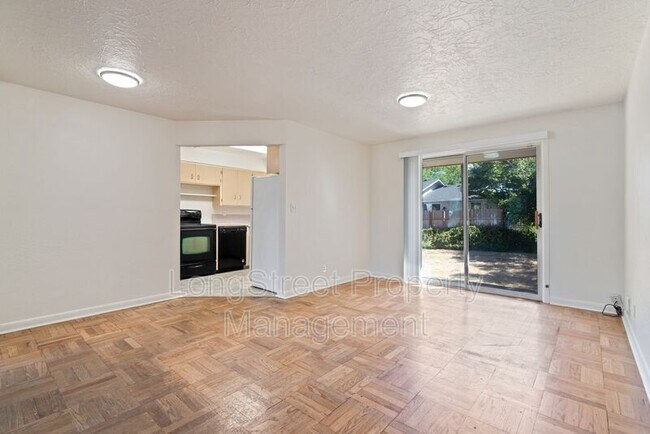 Building Photo - 1457 Lake Dr