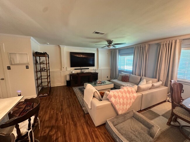 Foto del edificio - 3 BED | 2 BATH | GATED BACKYARD | TWO CAR DRIVEWAY | DAFFIN PARK