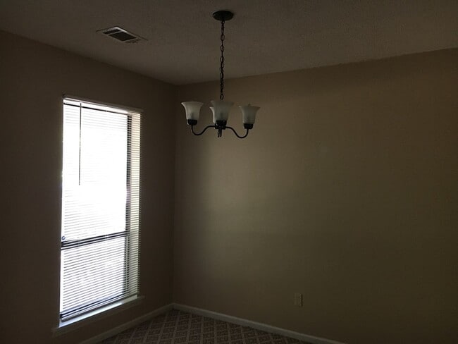 Building Photo - 6 Pineview Dr