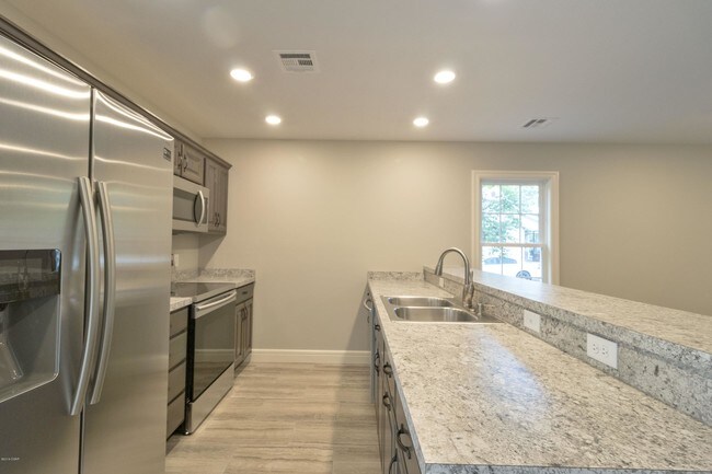 Building Photo - 624 N Tom St