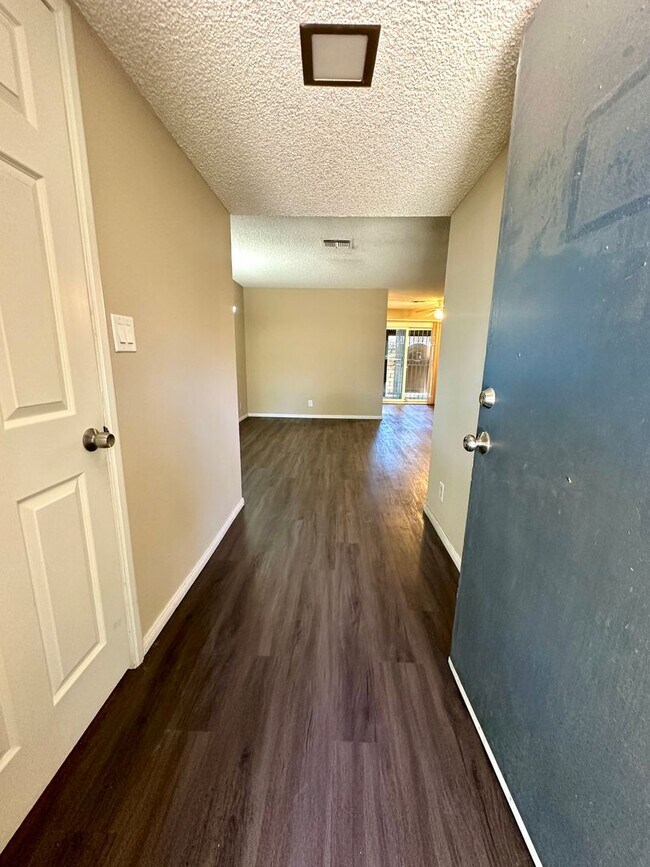 Foto del edificio - 6114 Meadowgrass Ln