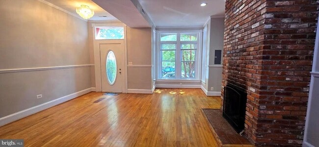 Building Photo - 824 7th St NE