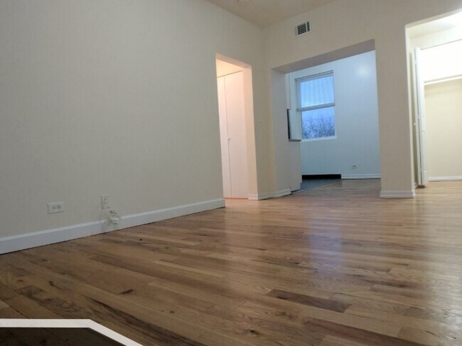 Foto del edificio - 2349 N Drake Ave