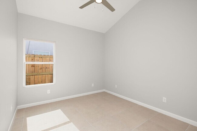 Building Photo - 708 Oriole Rd