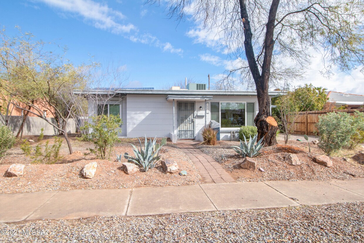 Primary Photo - 4419 E Whitman St