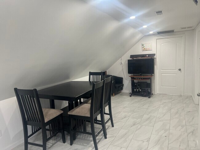 Foto del edificio - 381 Shelton Ave