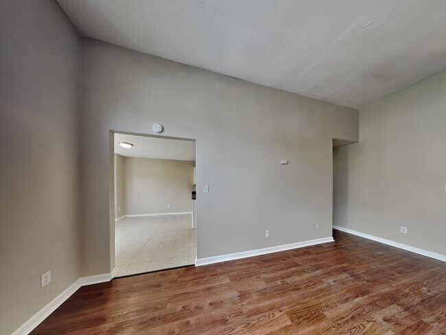 Foto del edificio - MOVE IN SPECIAL! 4 bed 2.5 bath with lots ...