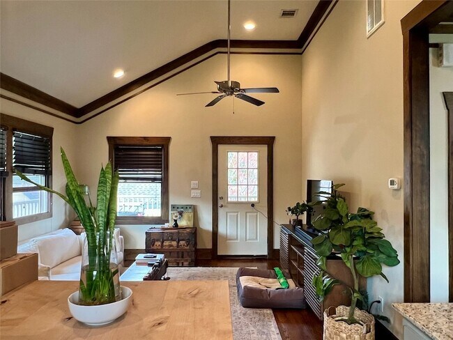 Foto del edificio - 1021 Louise St