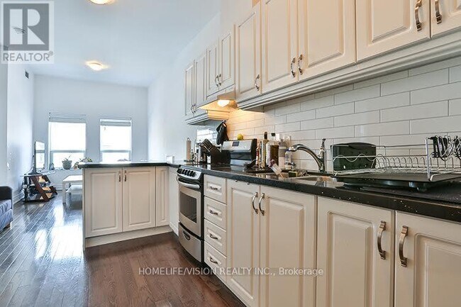 Photo du bâtiment - 683-683 Danforth Ave