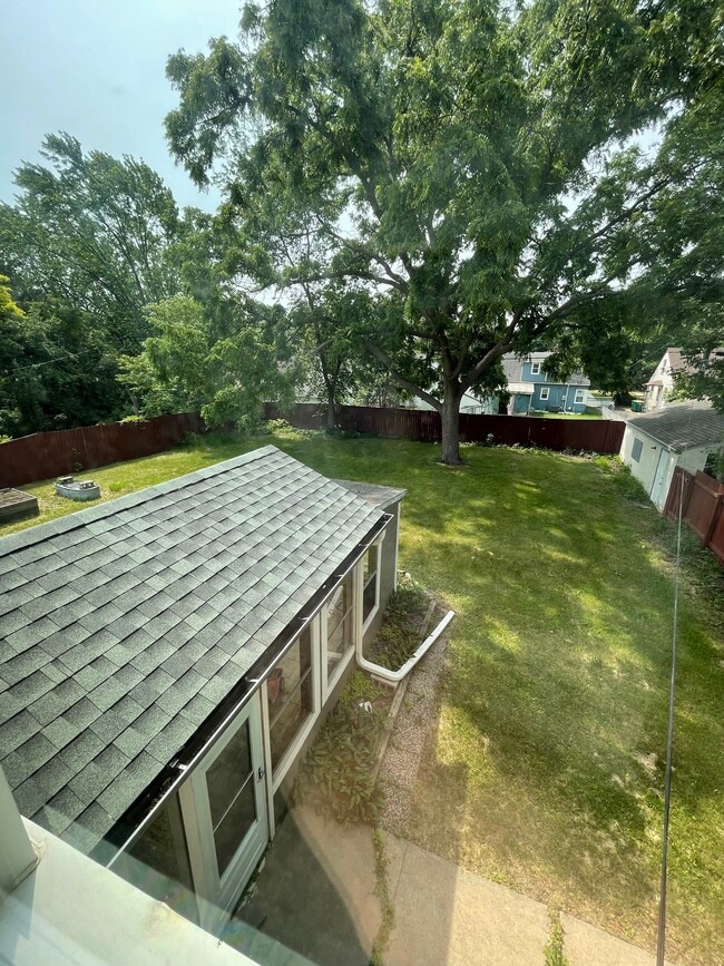 Large shared backyard - 184 Butler Ave E