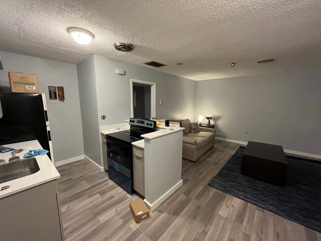 Amplia sala de estar y cocina combinadas - 5111 NE 18th Ave