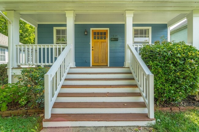 Building Photo - 3 bedroom, 2 bathroom home in the Southside!