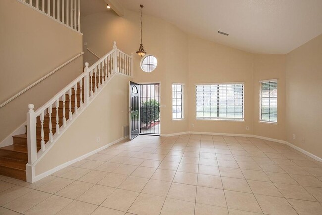 Building Photo - 4 bedroom in NW Modesto near shopping, Kai...