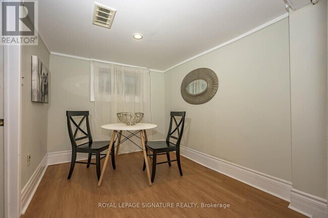 Photo du bâtiment - 696 Queens Ave