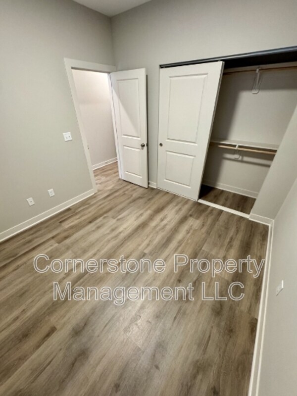 Foto del edificio - 8679 Golden Ln