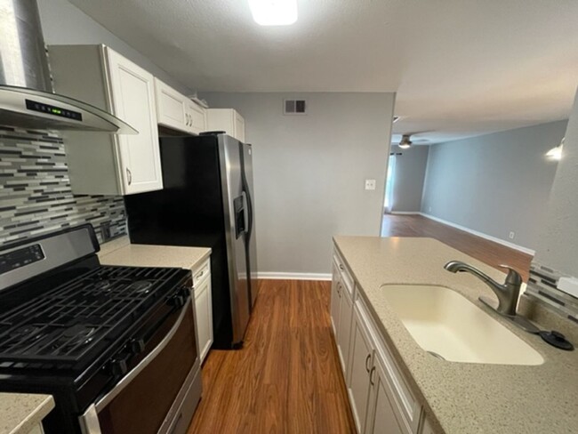 Foto del edificio - Ready for Move In-Updated Modern Condo 2/2...