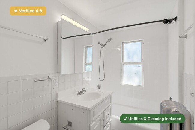 Foto del edificio - RoostUp Furnished Private Bedroom in Jamai...